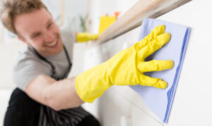 What areas should be deep cleaned at the end of lease cleaning?